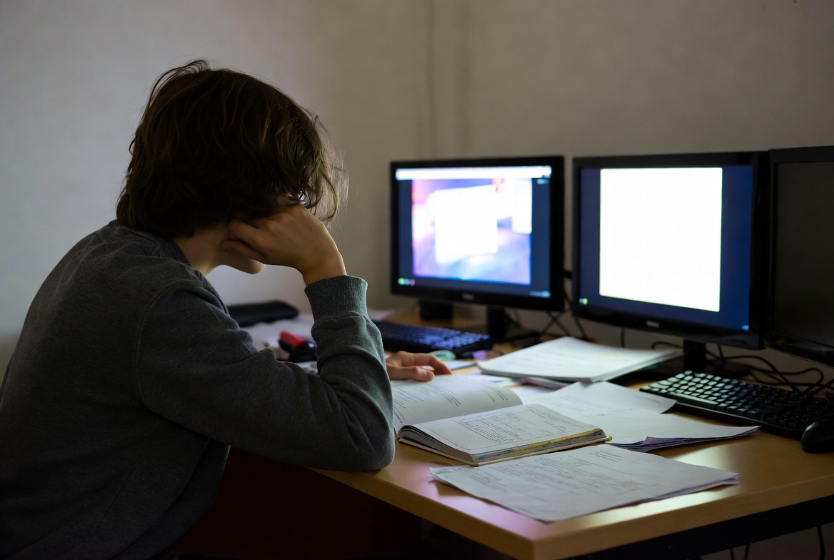 How Excessive Screen Time Reduces Focus During Studies