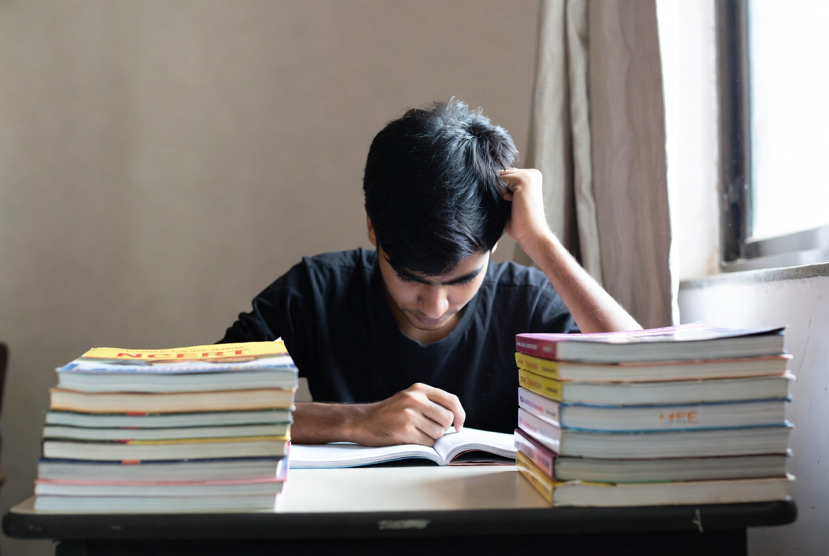 JEE 2026: NCERT vs Reference Books – Which is Better?